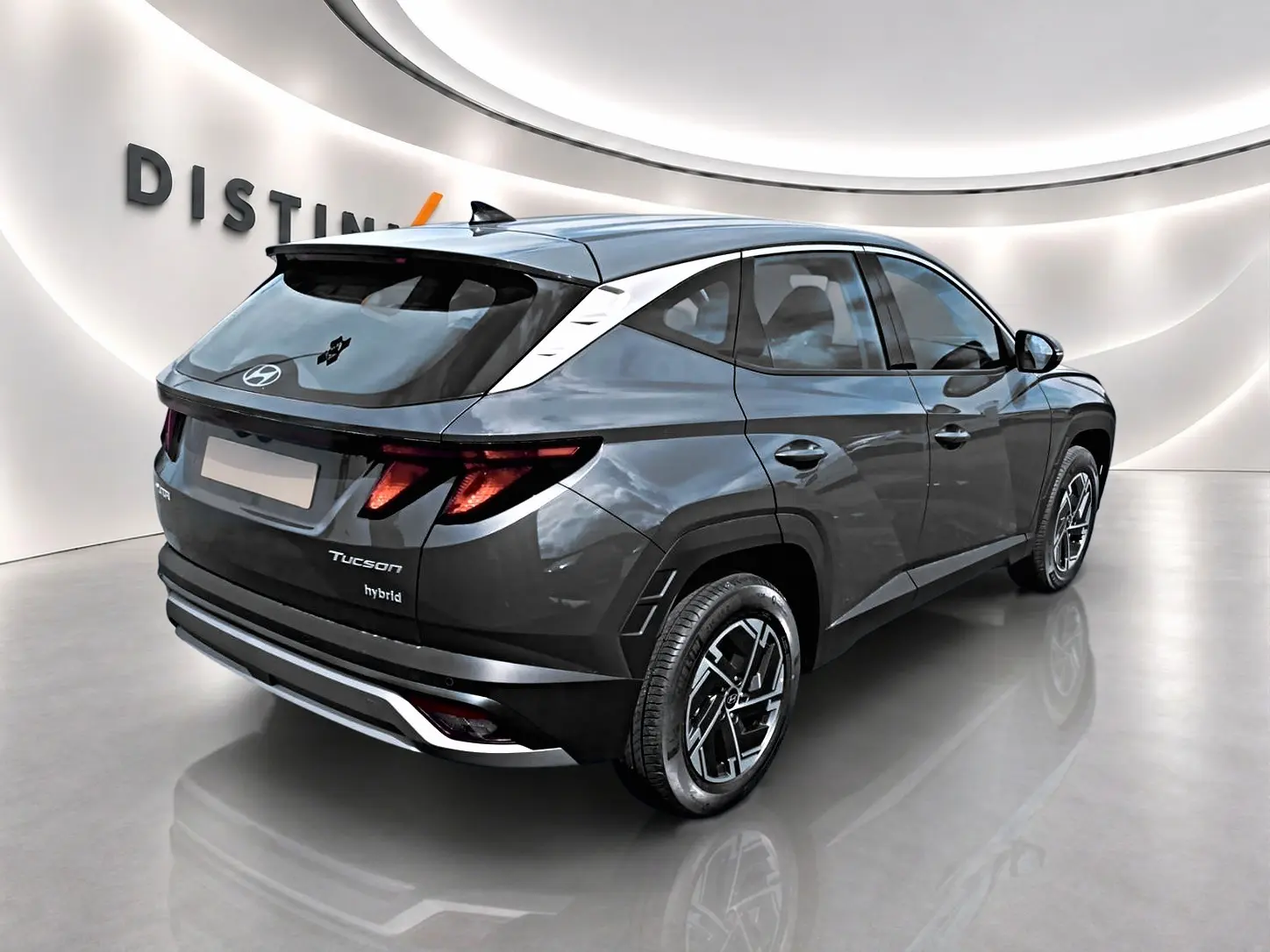 Vue 3/4 arrière droite du Hyundai Tucson gris ecotronique avec jantes alliage et feux arrière LED distinctifs.