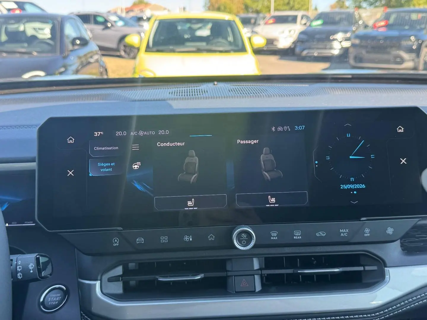 Vue rapprochée de l'écran tactile central du tableau de bord du Jeep Compass 2026, affichant les réglages des sièges chauffants.