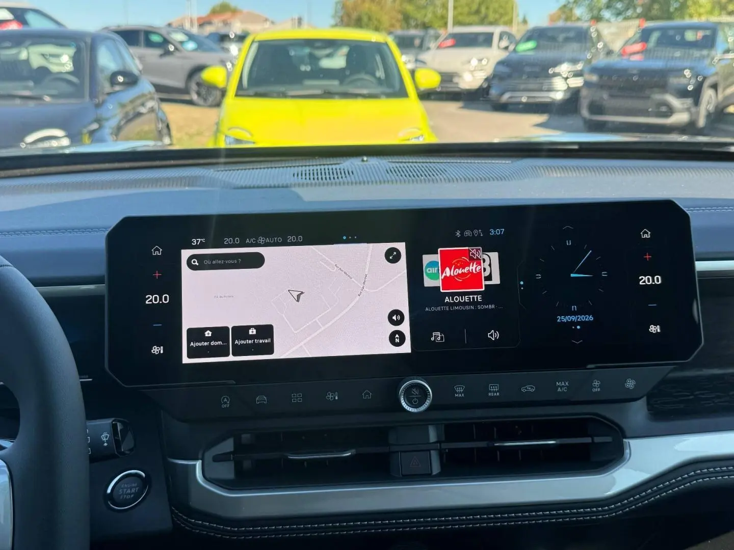 Vue intérieure du tableau de bord du Jeep Compass 2026 avec écran tactile multifonction et commandes climatisation visibles.