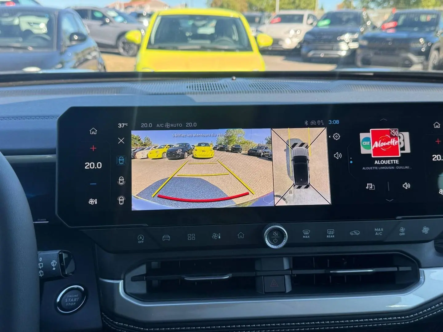 Vue intérieure sur l’écran tactile affichant la caméra de recul d’un Jeep Compass Vulcano en stationnement.