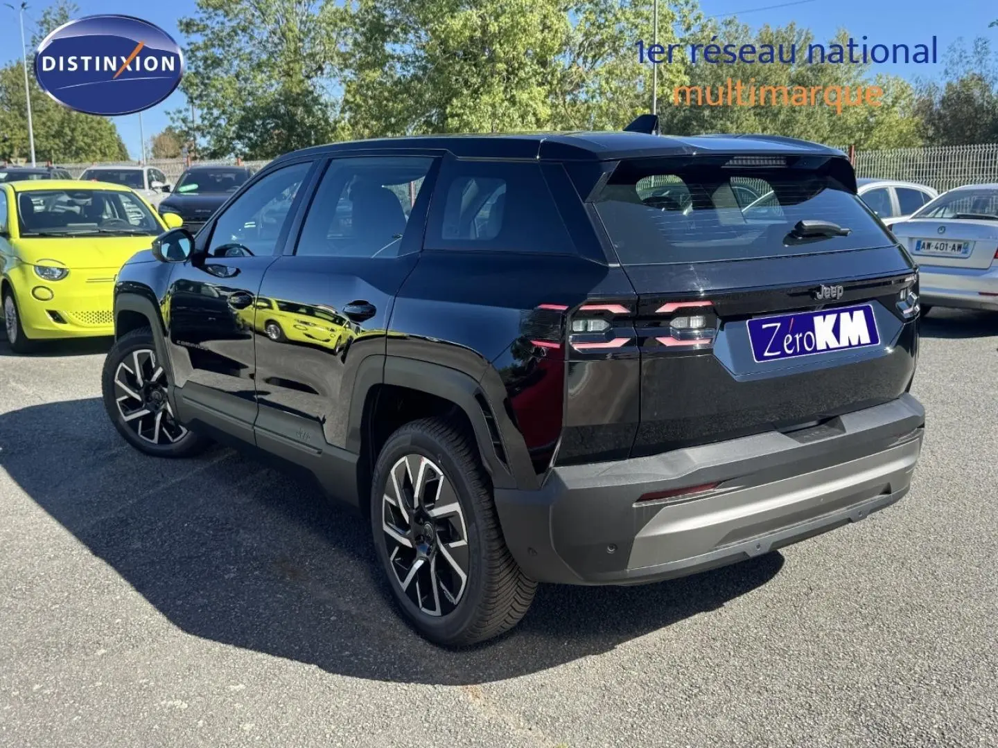 Jeep Compass Vulcano 2026 vue 3/4 arrière droit, couleur noire brillante avec jantes alu et feux LED distinctifs.