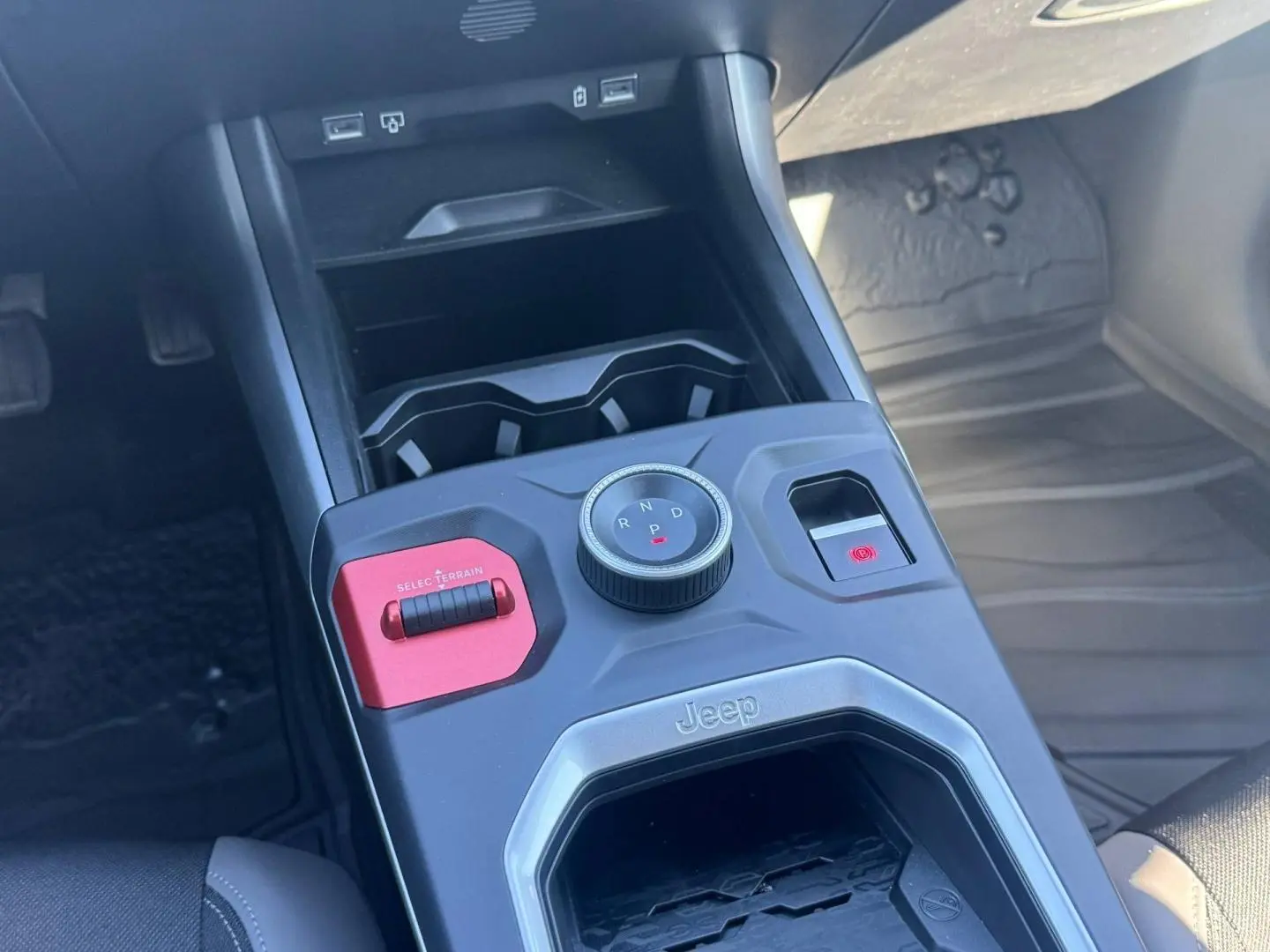 Vue rapprochée de la console centrale du Jeep Compass 2026 avec molette de boîte auto et bouton rouge Selec Terrain.