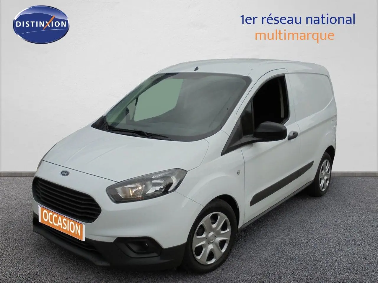 Fourgon Ford Transit Courier blanc glacier vu en 3/4 avant droit, avec calandre noire et jantes acier.