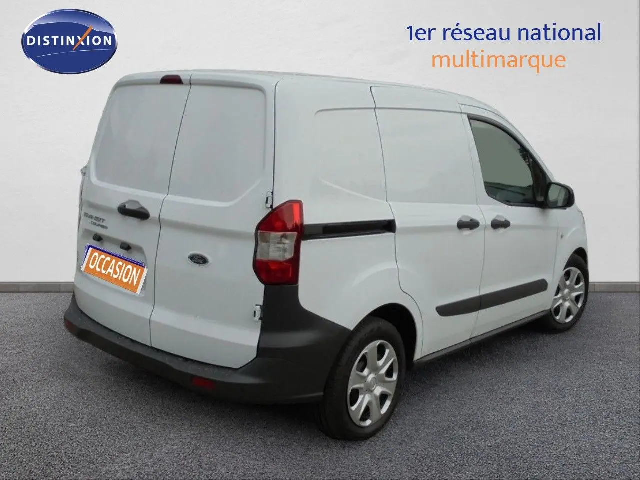 Vue 3/4 arrière droite d'un Ford Transit Fourgon Courier blanc glacier avec portes arrière battantes et protections noires.