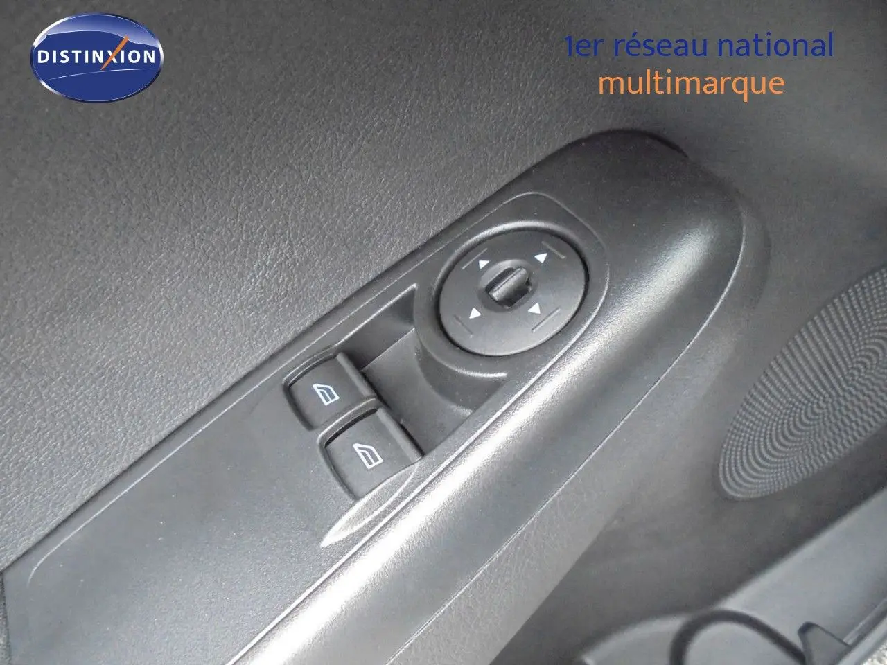 Vue intérieure du panneau de commande des vitres et rétroviseurs côté conducteur du Ford Transit Courier blanc glacier 2022.