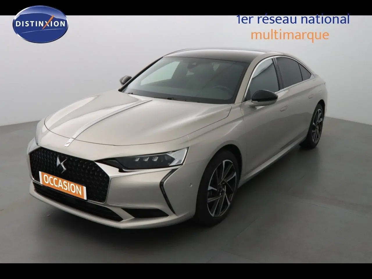 DS9 hybride rechargeable Crystal Pearl nacré métal en 3/4 avant droit, avec calandre distinctive et jantes bi-ton.