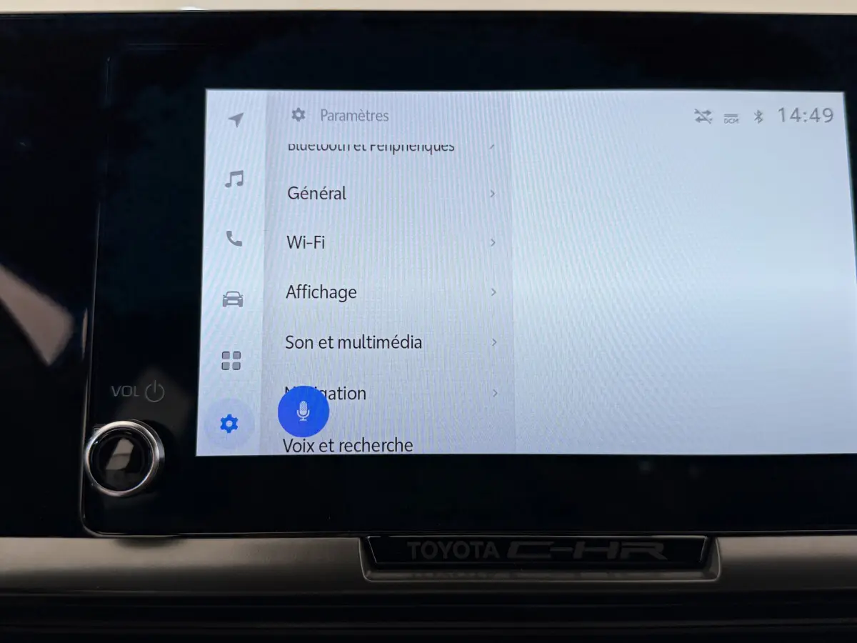 Écran tactile central du Toyota C-HR 1.8 Hybride 140 Dynamic affichant les paramètres multimédias.