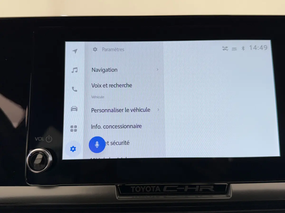 Écran tactile central du Toyota C-HR 1.8 Hybride 140 Dynamic affichant le menu paramètres en intérieur noir et gris.