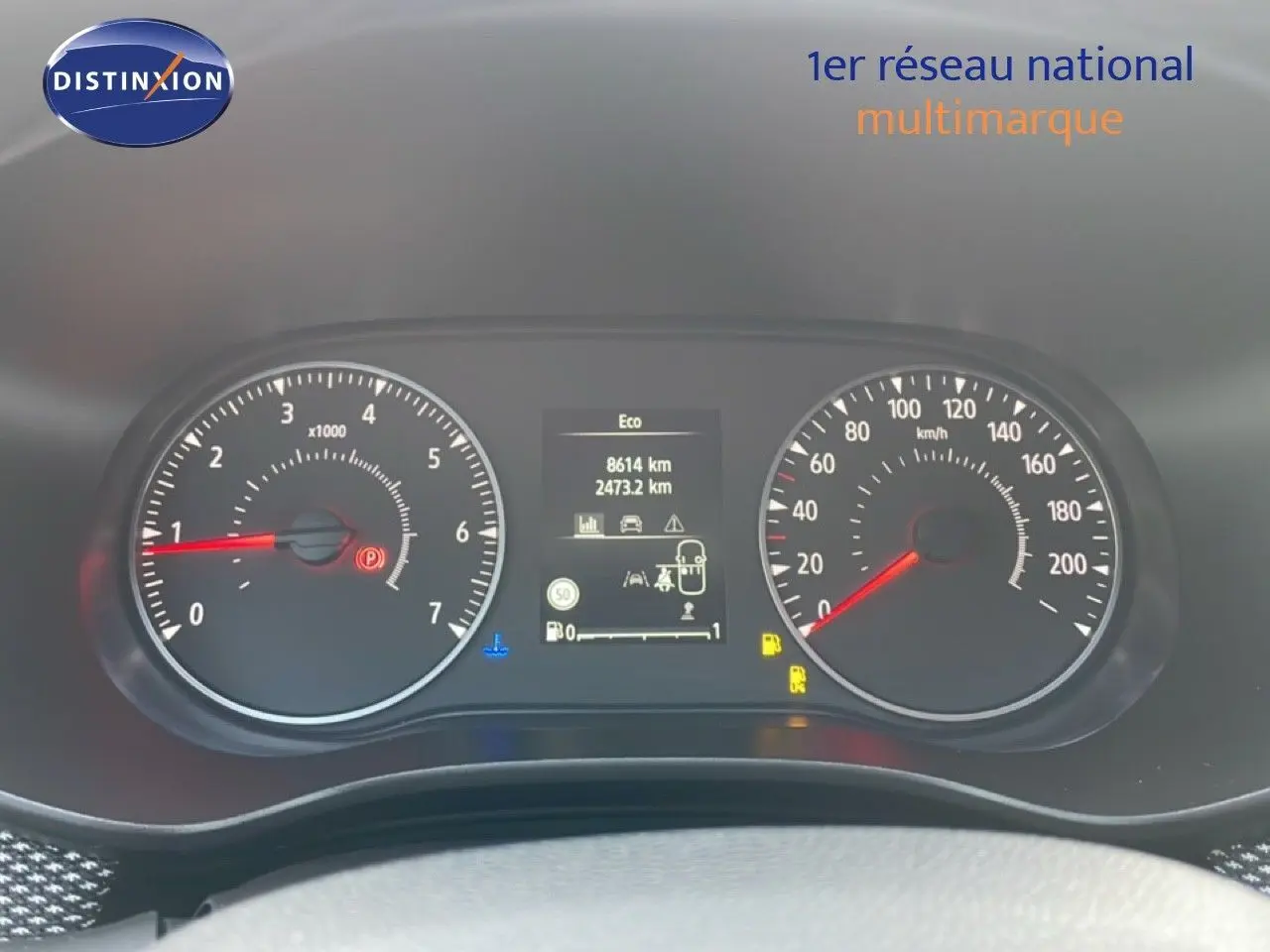 Vue rapprochée du tableau de bord du Dacia Jogger 2025, affichant compte-tours, vitesse et écran central numérique.