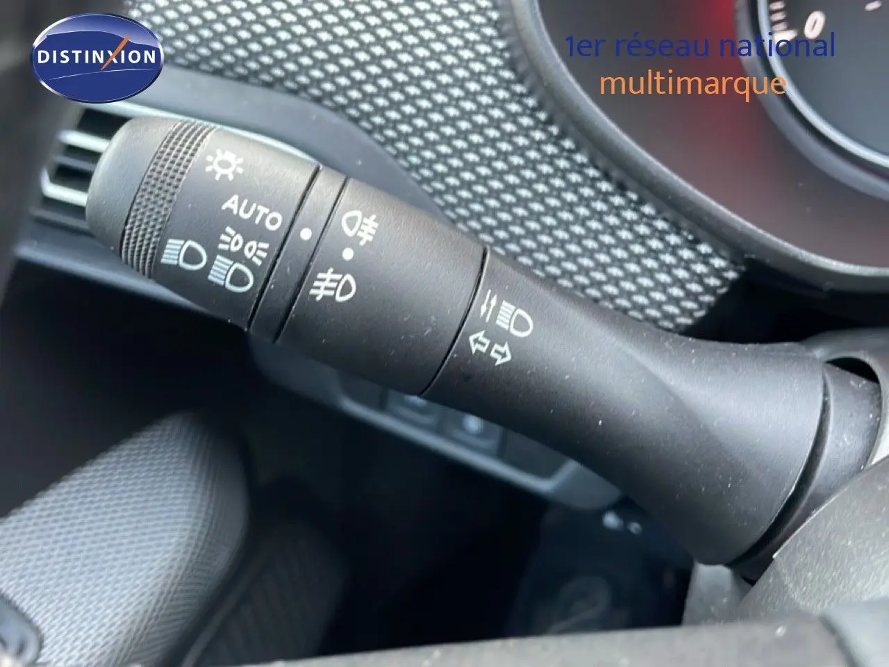 Gros plan sur la commande des feux et clignotants à gauche du volant du Dacia Jogger gris schiste métal.