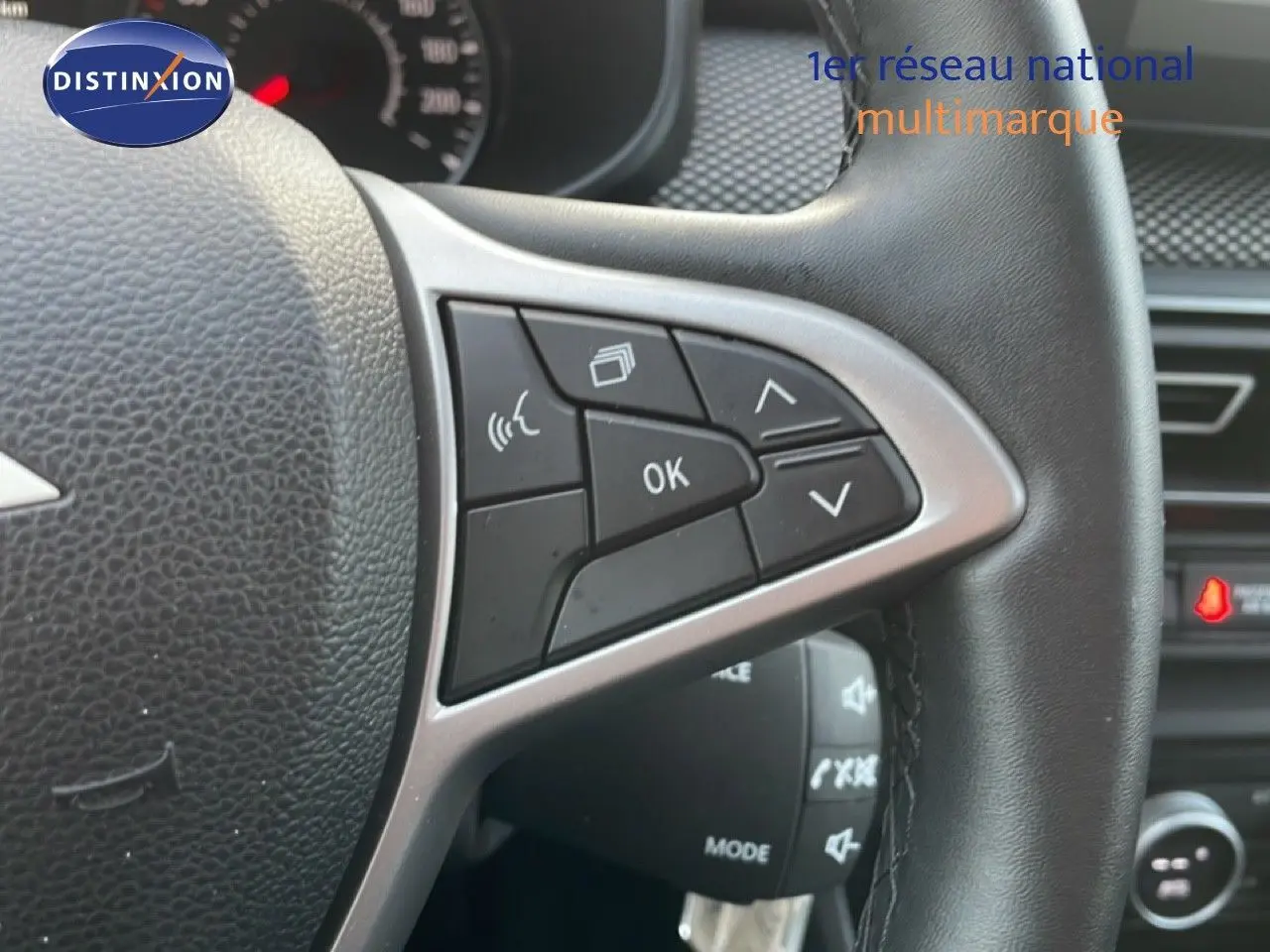 Gros plan sur les commandes au volant en cuir noir du Dacia Jogger gris schiste métal, version 2025.