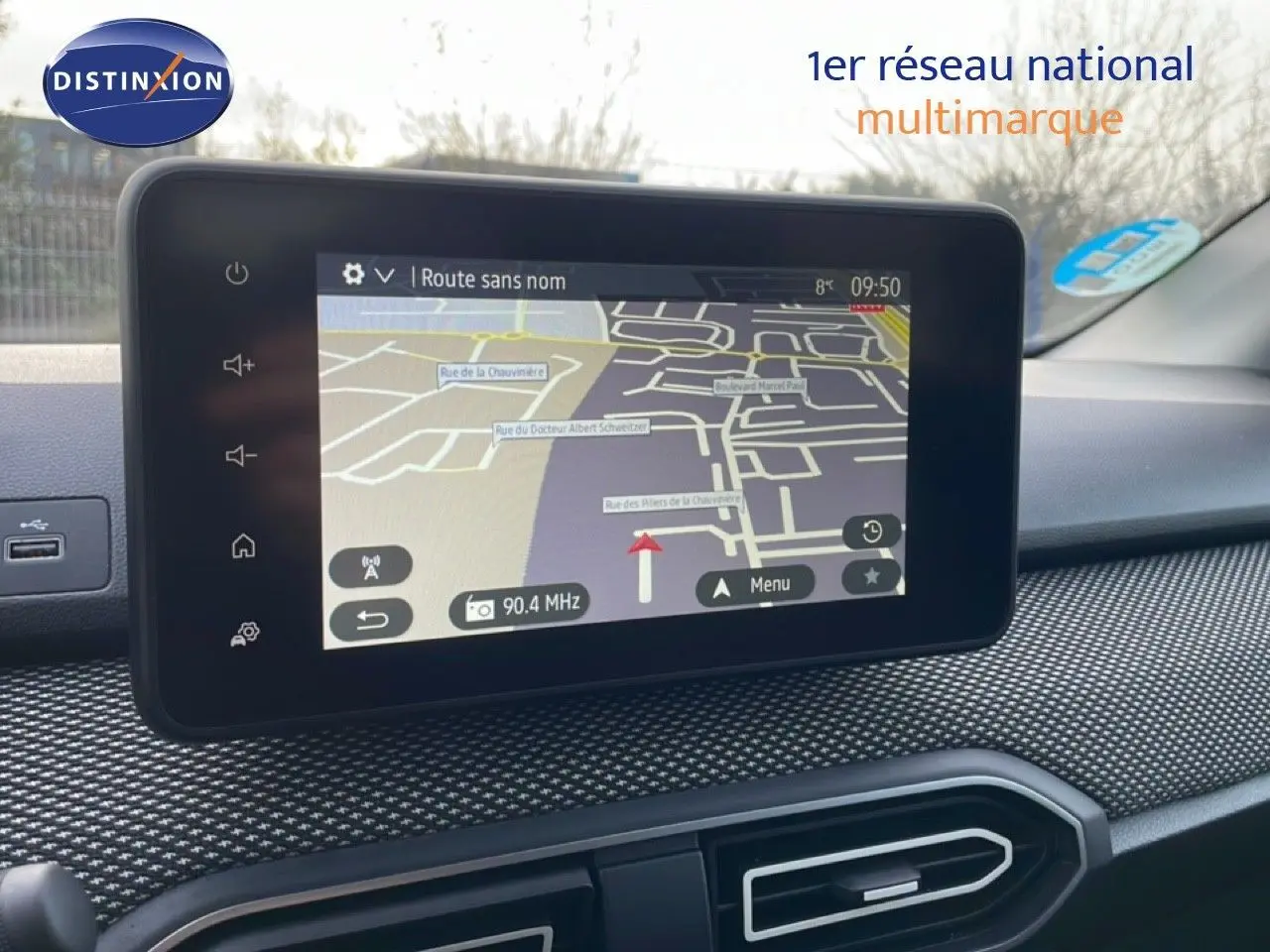 Vue intérieure du tableau de bord du Dacia Jogger 2025, écran tactile GPS affichant une carte de navigation.