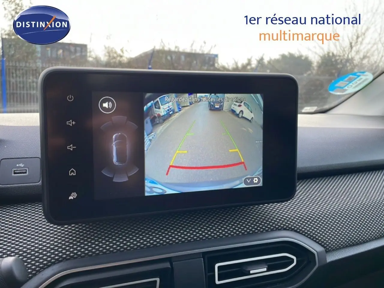 Écran tactile central affichant la caméra de recul dans l’habitacle du Dacia Jogger gris schiste métal.