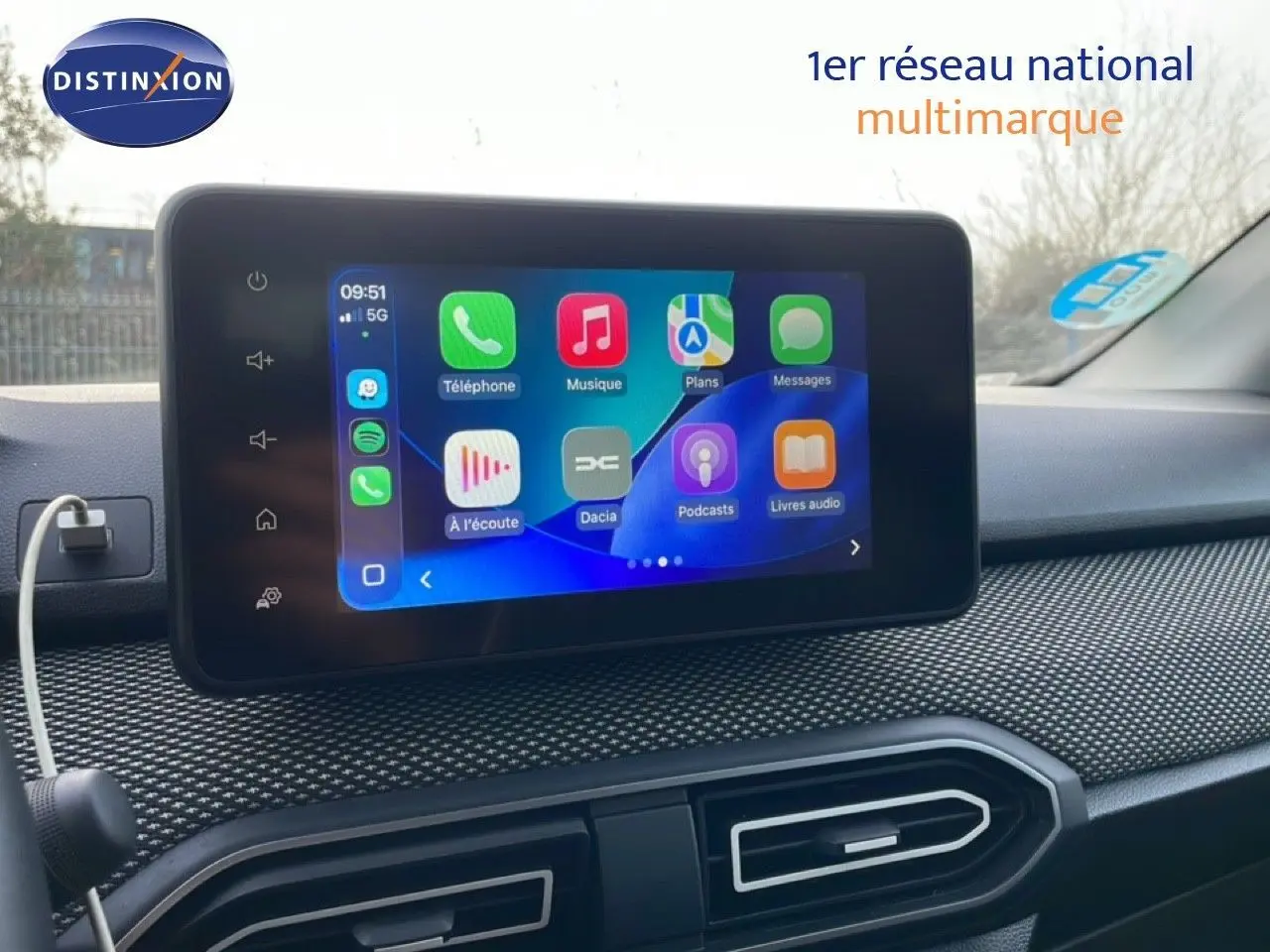 Écran tactile central du tableau de bord du Dacia Jogger 2025, avec interface smartphone affichée.