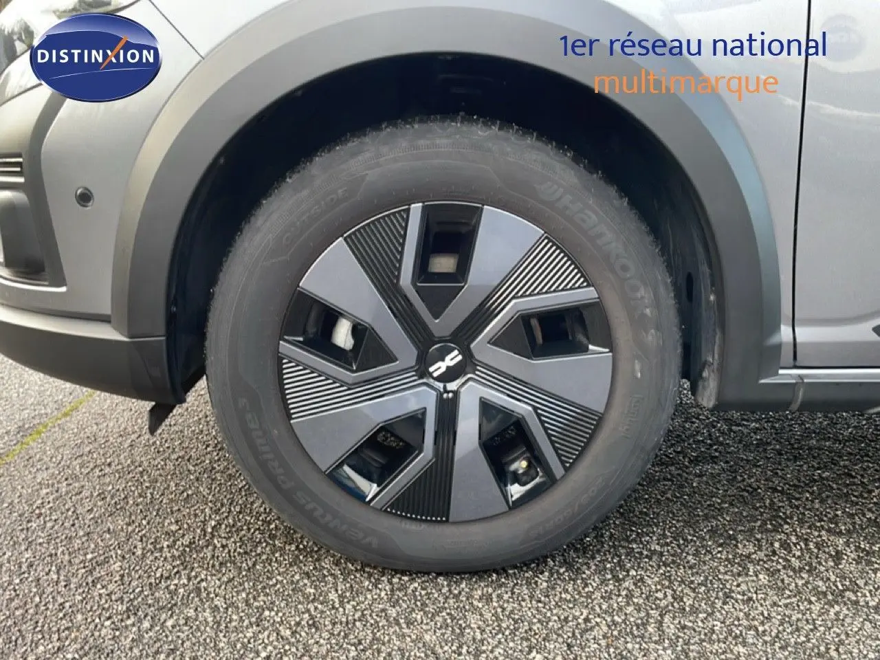 Gros plan sur la roue avant gauche gris schiste métal du Dacia Jogger 2025 avec jante au design moderne.