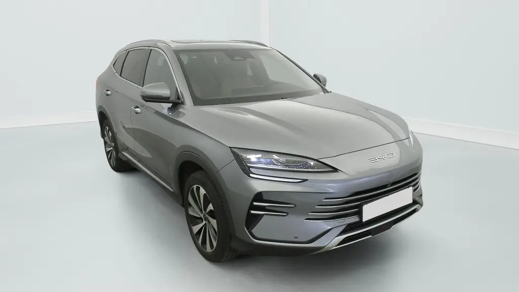 Vue 3/4 avant du BYD SEAL U Time Grey 2025 avec phares LED allumés et jantes alliage bicolores.