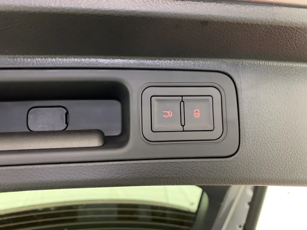 Gros plan sur les boutons de commande du hayon électrique et de verrouillage, intérieur noir du coffre du BYD SEAL U Time Grey.