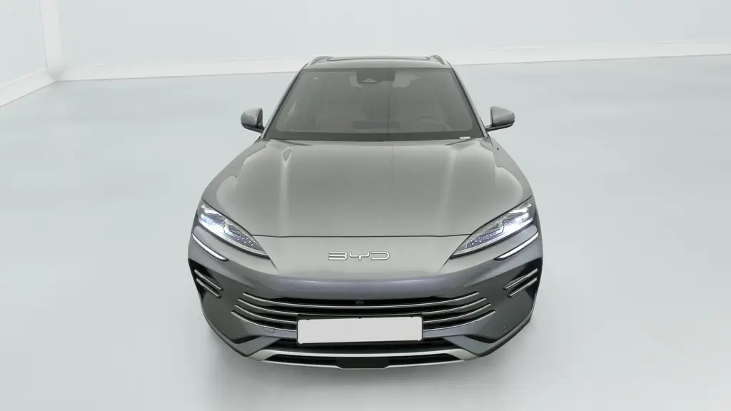 Vue avant du BYD SEAL U 1.5l DM-i gris Time Grey avec phares LED allumés dans un studio blanc.