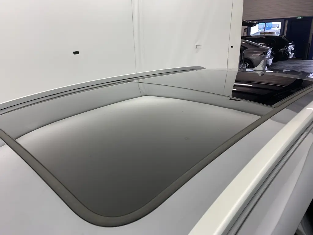 Toit ouvrant panoramique fermé vu de dessus sur BYD SEAL U Time Grey, avec barres de toit argentées visibles.