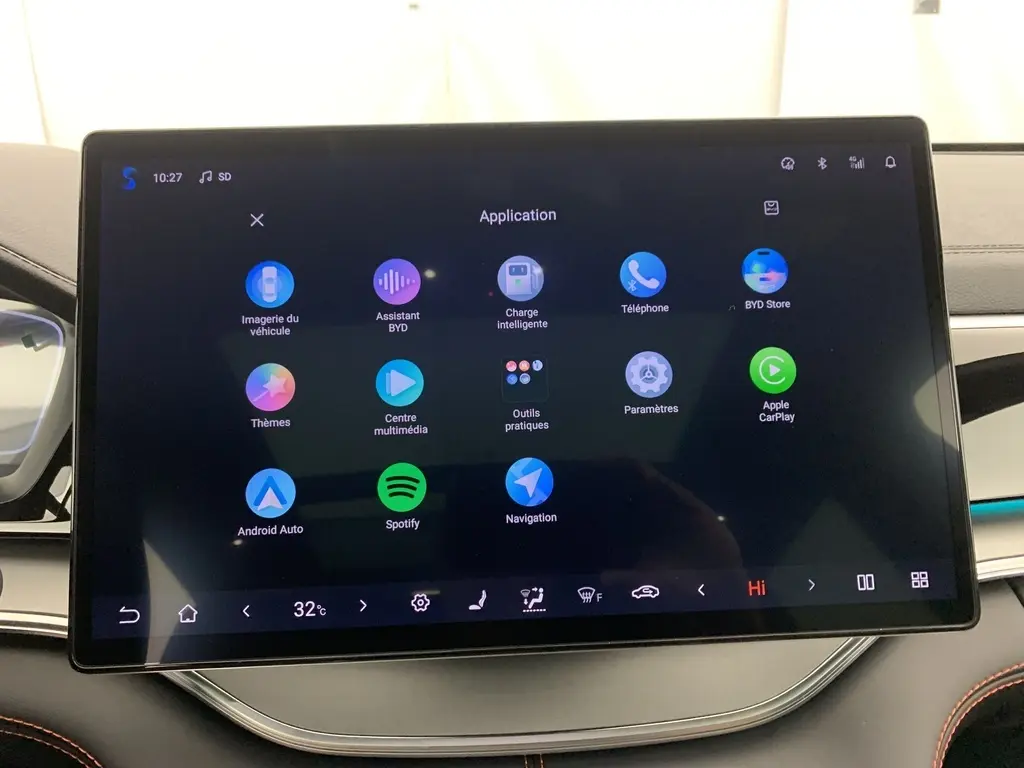 Écran tactile central du tableau de bord du BYD SEAL U 2025, affichant les applications multimédia et connectivité.