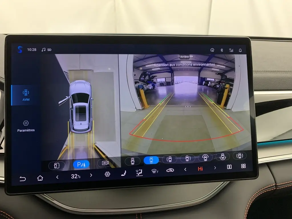 Écran tactile intérieur montrant la caméra de recul et vue à 360° du BYD SEAL U gris Time Grey.