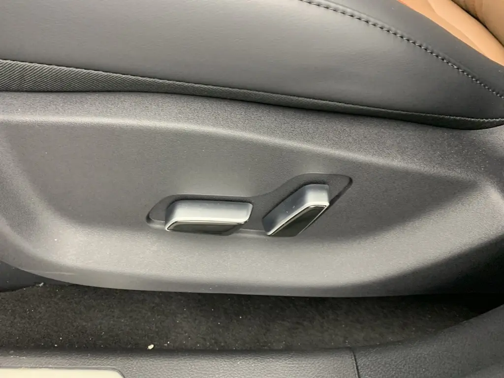 Gros plan sur les commandes électriques de réglage du siège avant droit du BYD SEAL U Time Grey 2025.