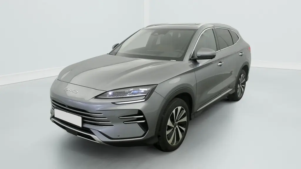 Vue 3/4 avant droit du SUV BYD SEAL U 2025 en gris Time Grey avec phares LED et jantes alliage bicolores.