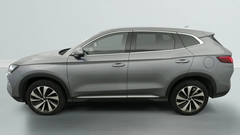 Vue latérale gauche d'un SUV BYD SEAL U Time Grey 2025, avec jantes alliage bicolores et lignes épurées.