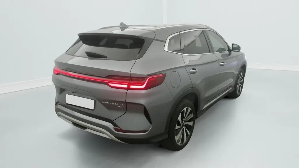Vue 3/4 arrière droite du SUV BYD SEAL U Time Grey avec feux arrière LED continus et jantes alliage bicolores.