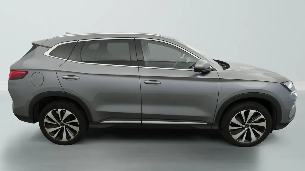 Vue latérale droite du SUV BYD SEAL U 2025 en gris métallisé Time Grey avec jantes alliage bicolores et vitres surteintées.