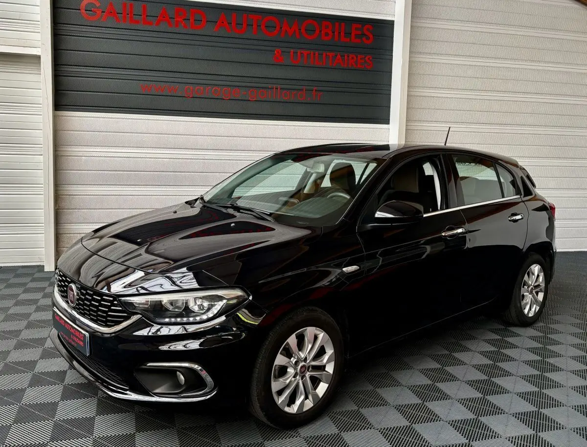Vue 3/4 avant droite d'une Fiat Tipo noire 2017 avec jantes alliage et calandre chromée brillante.