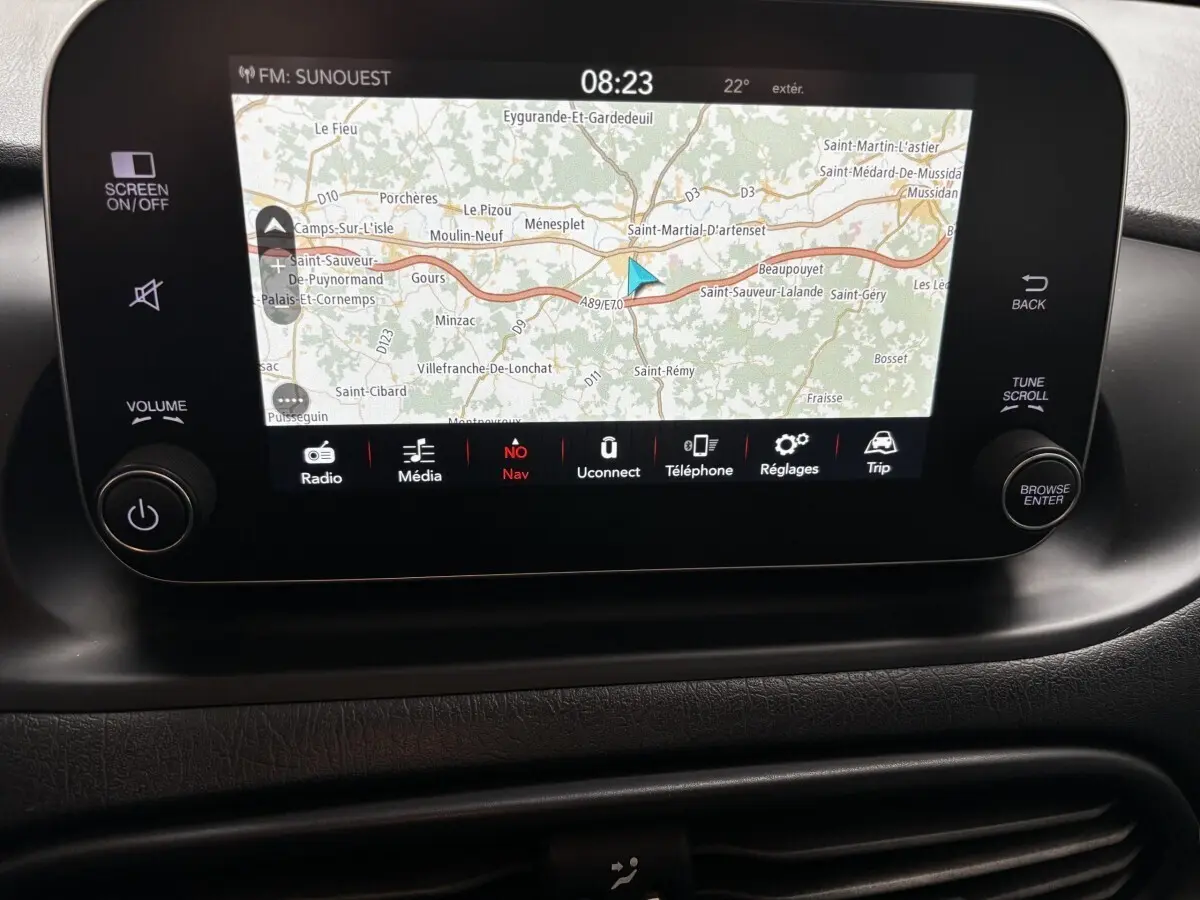 Écran tactile central du système de navigation 3D de la Fiat Tipo 2017, affichant une carte routière détaillée.