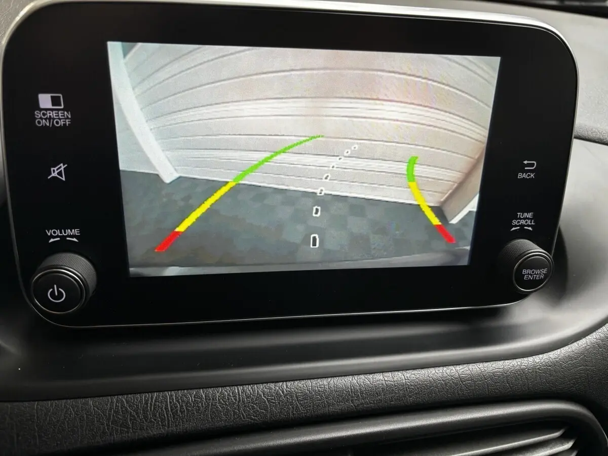 Écran tactile intérieur du Fiat Tipo 2017 affichant la caméra de recul avec lignes de guidage colorées.