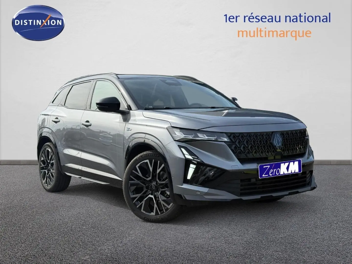 Renault Austral 1.2 E-Tech hybride gris schiste satin, vue 3/4 avant avec toit noir étoilé et jantes noires.