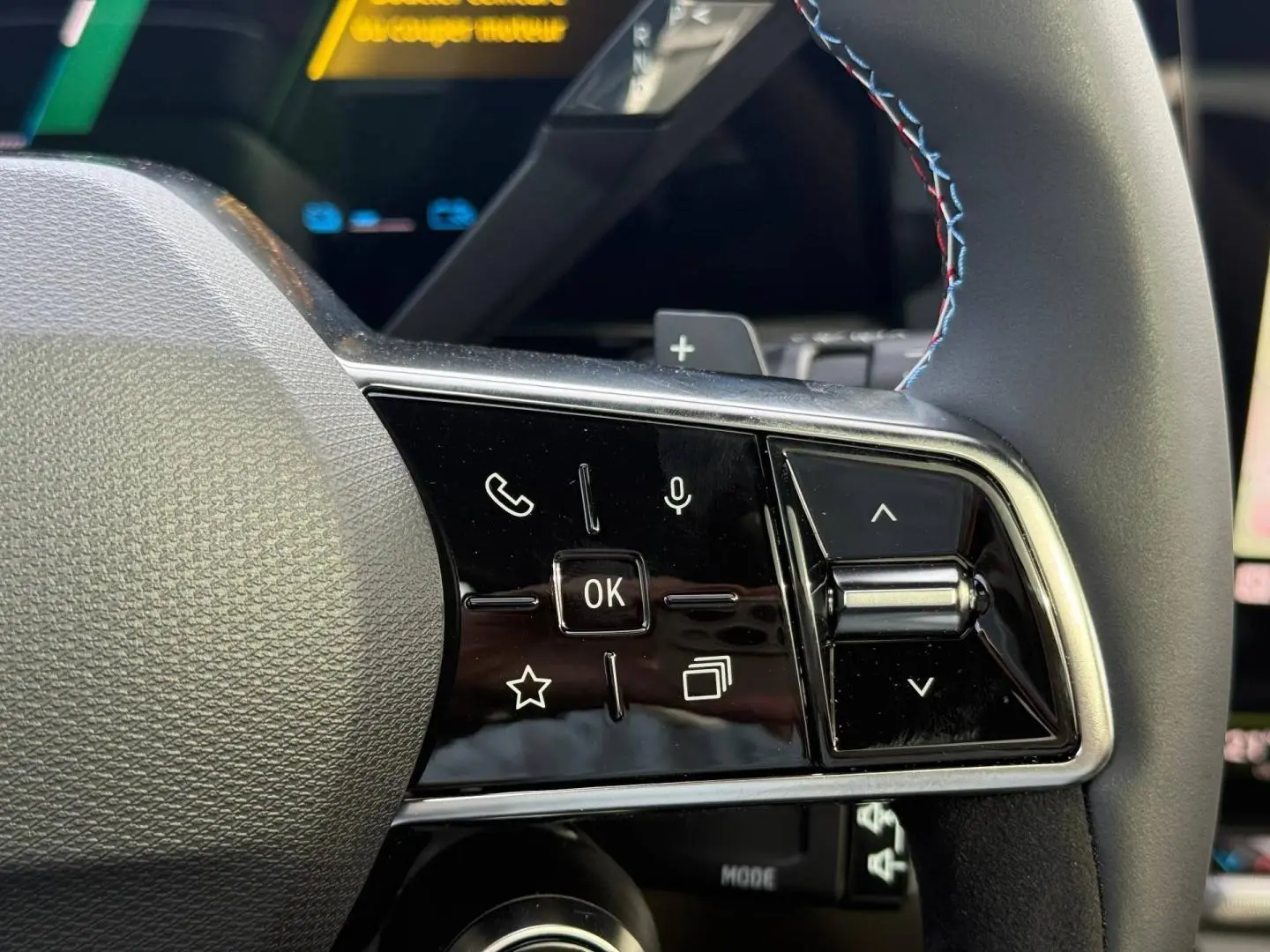 Gros plan sur les commandes multifonctions à droite du volant noir du Renault Austral 2026 finition Esprit Alpine.