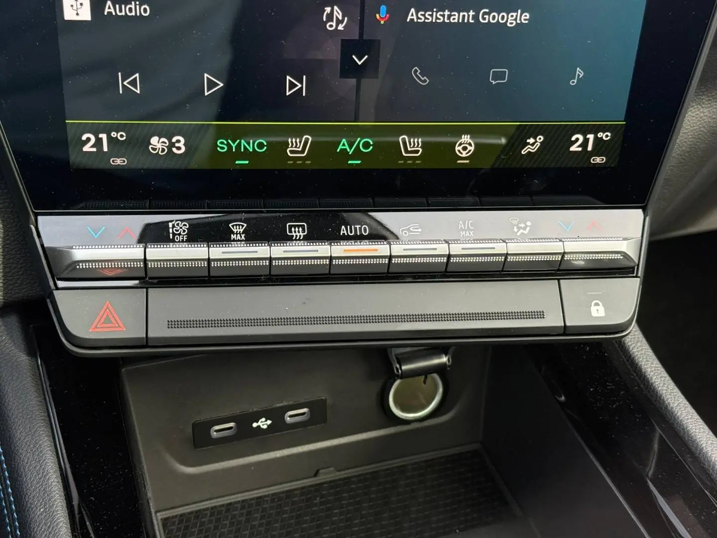 Gros plan sur la console centrale du Renault Austral 2026, avec écran tactile et commandes climatisation visibles.