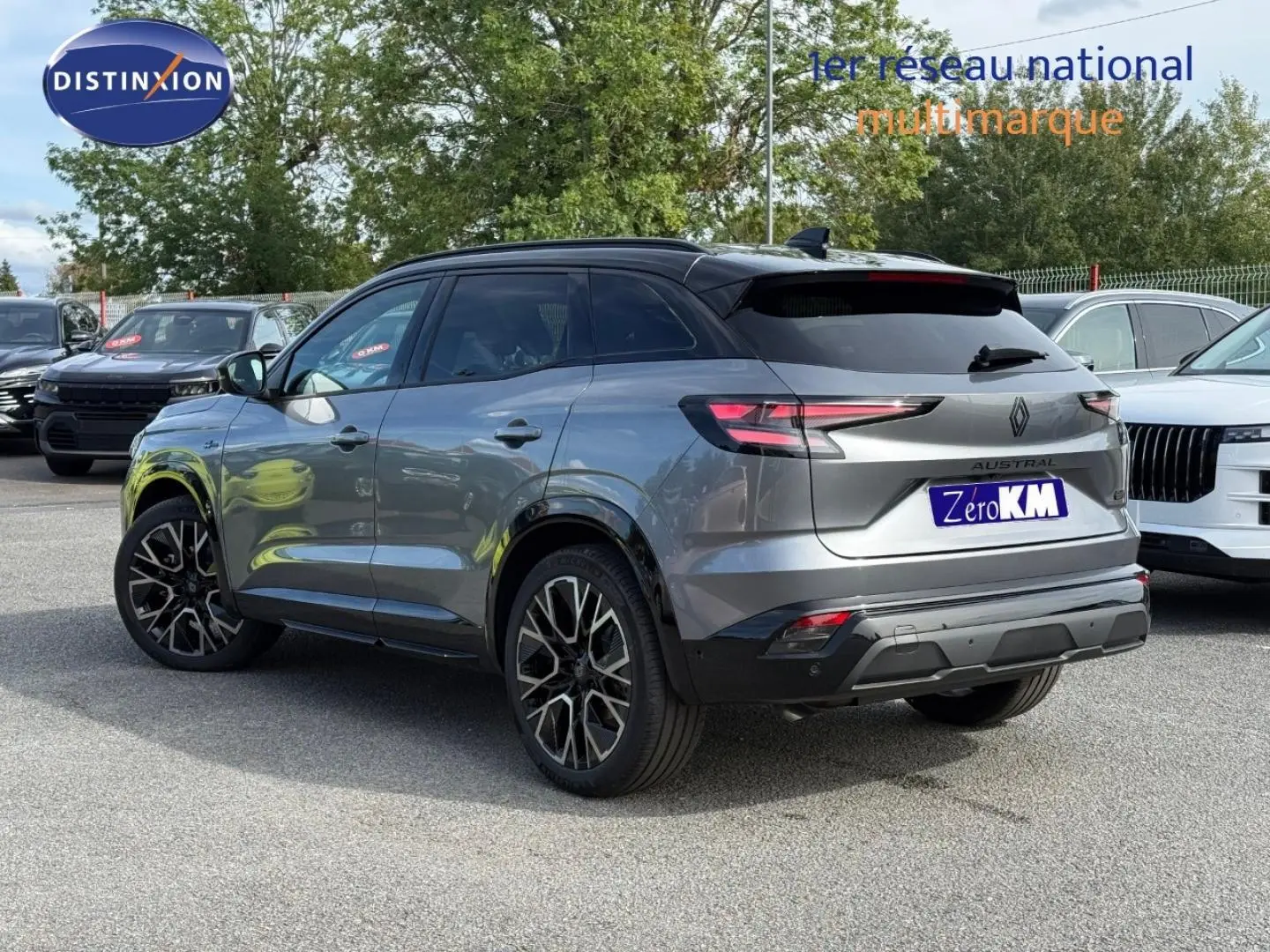 Renault Austral gris schiste satin avec toit noir étoilé, vue 3/4 arrière droit, jantes alu noires et feux LED distinctifs.