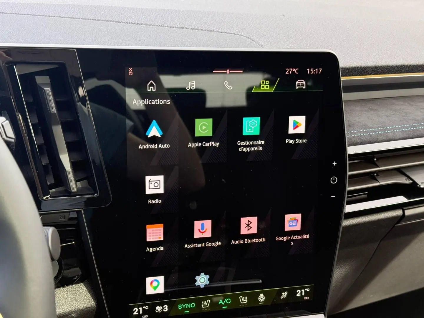 Écran tactile central affichant les applications multimédia dans l’habitacle du Renault Austral gris Schiste satin.