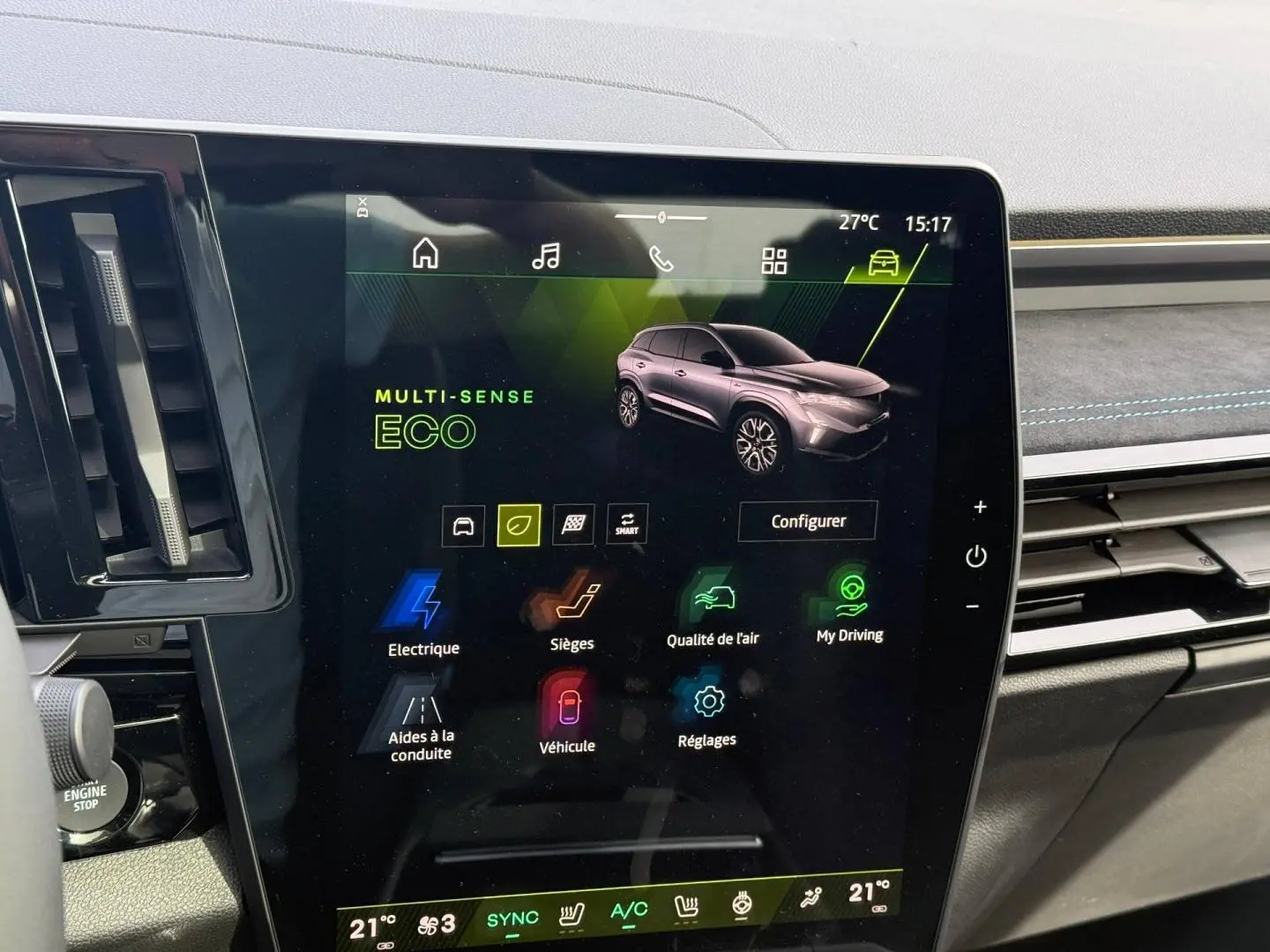 Écran tactile central du Renault Austral 2026 montrant le mode Multi-Sense ECO, intérieur gris avec surpiqûres bleues.