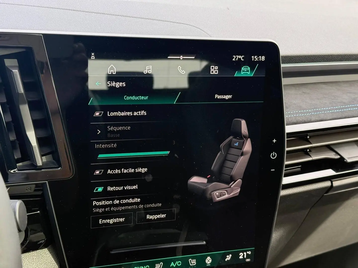 Écran tactile intérieur du Renault Austral 2026 montrant les réglages des sièges avec illustration du siège conducteur.