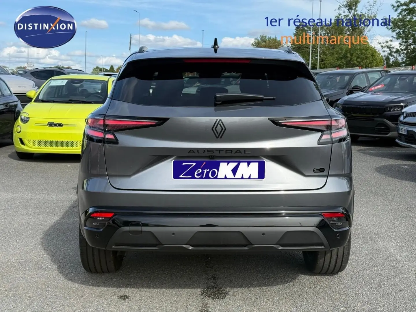 Vue arrière d'un Renault Austral gris schiste satin avec toit noir étoilé, feux LED effilés et logo central.