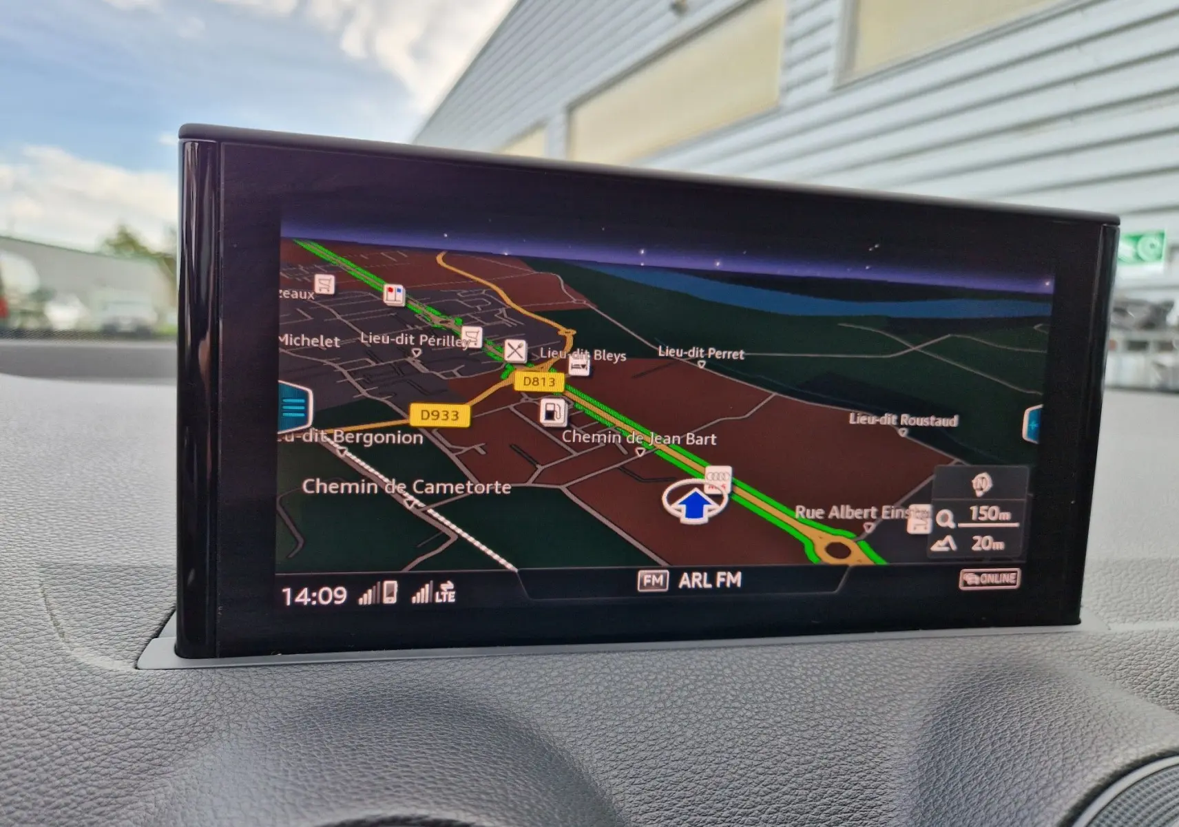 Écran de navigation GPS intégré au tableau de bord de l'Audi Q2 noir mito metal, vue intérieure avant.