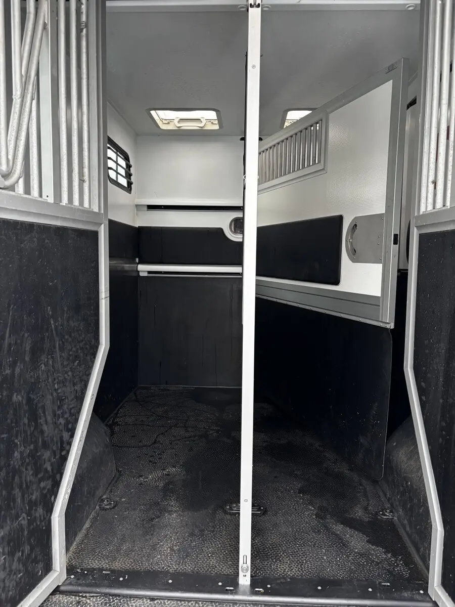 Intérieur du compartiment de chargement du Renault Master 2020, vue de l'arrière avec cloison pleine et revêtement noir.