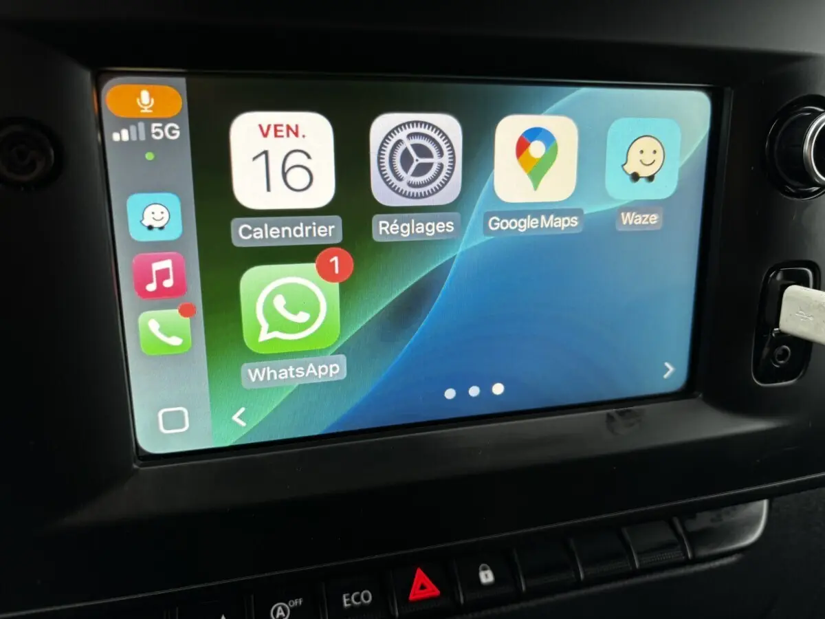 Écran tactile central du Renault Master 2020 montrant des applications de navigation et communication, intérieur noir.