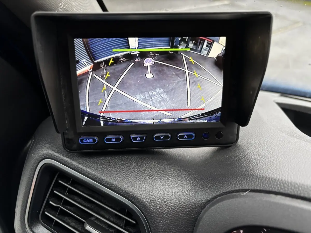 Écran de caméra de recul dans un Renault Master bleu, vue intérieure du tableau de bord avec guidage de stationnement.