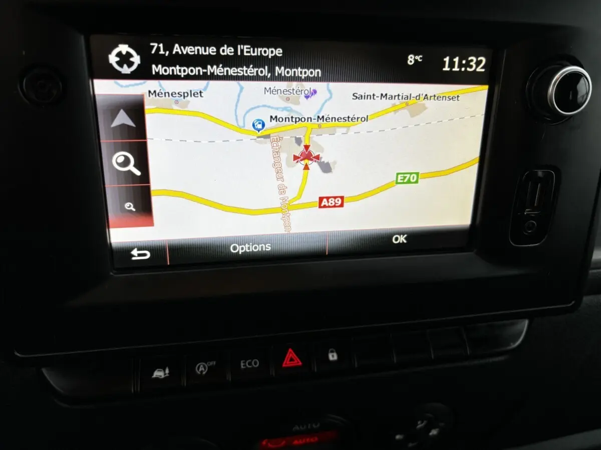 Écran de navigation du Renault Master 2020 montrant une carte avec itinéraire, boutons de commande en dessous.