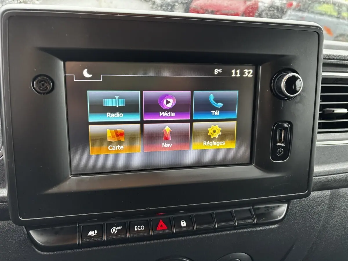 Écran tactile central du tableau de bord du Renault Master 2020 avec interface multimédia colorée.