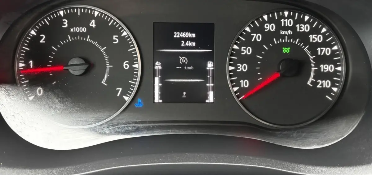 Vue rapprochée du tableau de bord du Renault Master 2020, affichant le compteur de vitesse et le compte-tours.