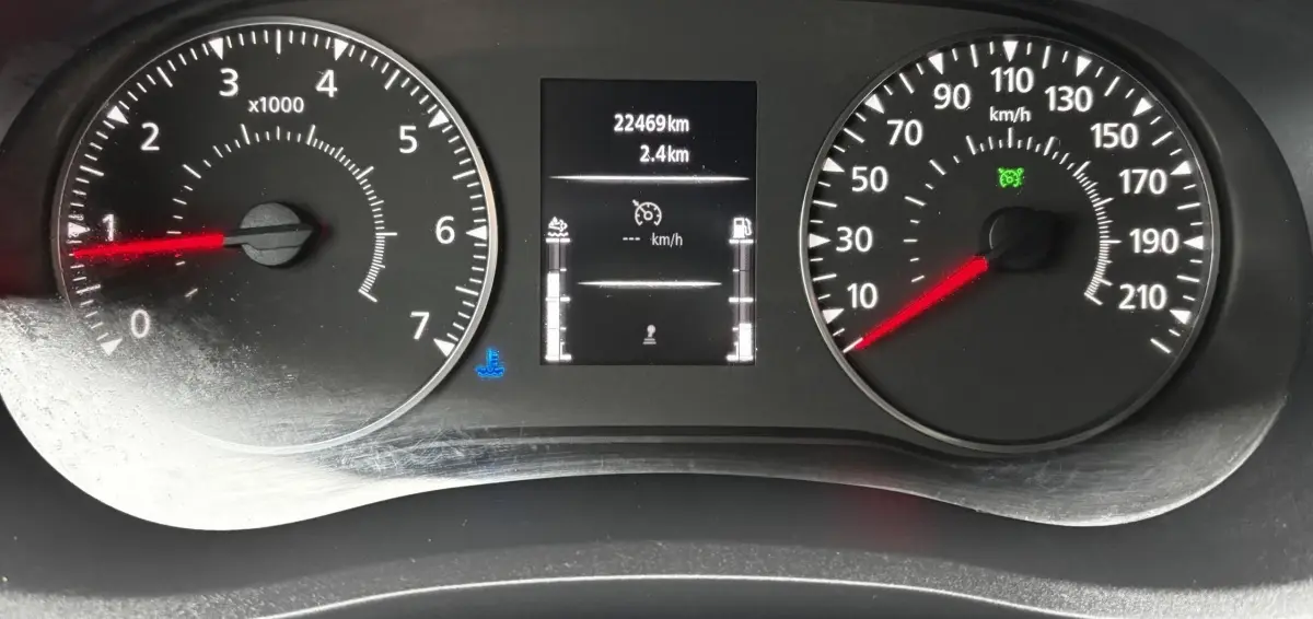 Vue rapprochée du tableau de bord du Renault Master 2020 montrant le compte-tours, le compteur de vitesse et l'écran central numérique.