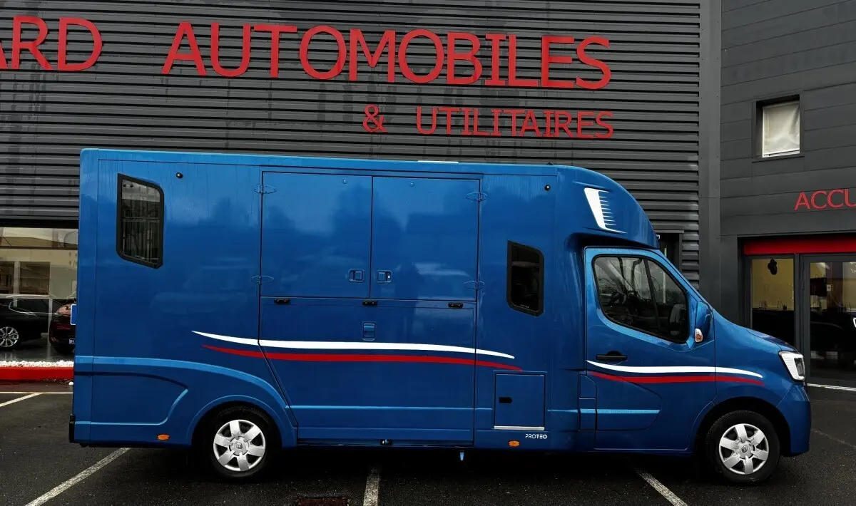 Profil gauche d’un Renault Master bleu 2020 avec marquage tricolore blanc et rouge, carrosserie utilitaire haute.